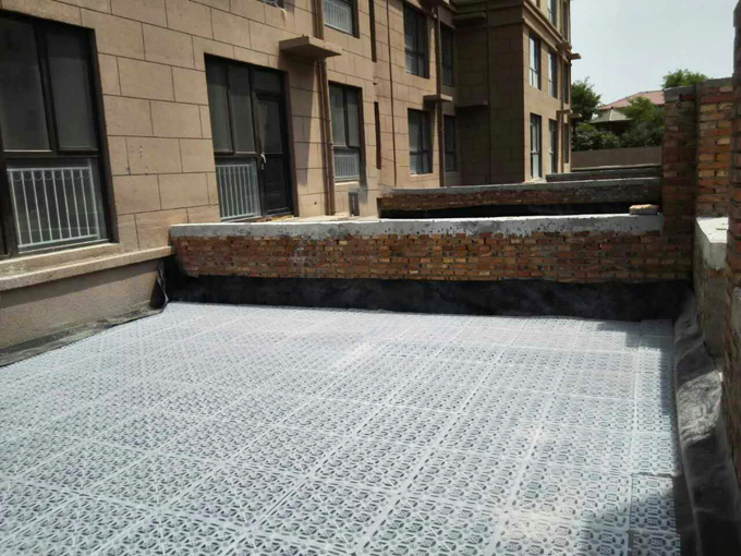 貯留排水板の設置ガイド：どの面が上を向いているか、どのように正しく設置するか